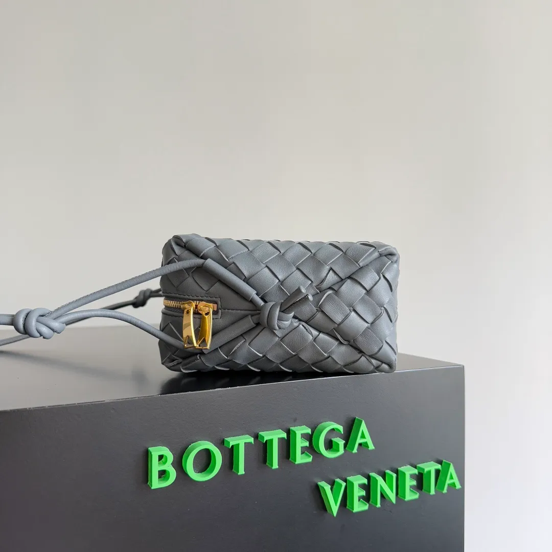 Batch 1260 𝗕𝗼𝘁𝘁𝗲𝗴𝗮 𝗩𝗲𝗻𝗲𝘁𝗮———— The latest version of the loop camera bag💥 at BV’s King of Cost-Effectiveness counter, large woven texture➕As always, ultra-high-quality lambskin, with zippers and adjustable drawstrings, it is especially suitable for the belly💫It can hold anything, and it is very light in weight, suitable for🈴️girls of all ages, size: 22*15*8cm, style number: 680255